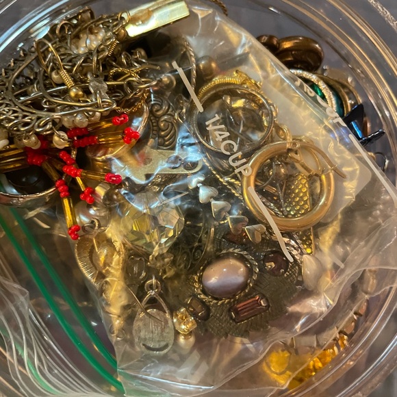 4 lb of crafting jewelry, rings, earrings, stones, gems and broken necklaces. - Picture 6 of 8